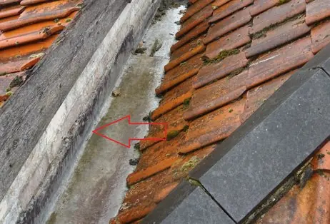 Aansluiting tussen een dakgoot en keramische dakpannen