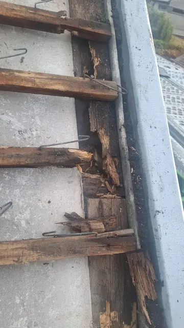 Aangetast houtwerk onder een dakrand