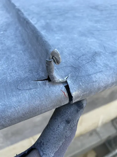 Scheur in een metalen dakbekleding