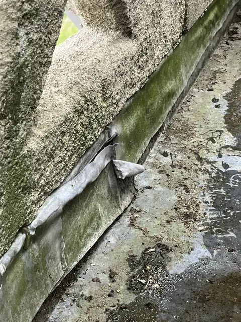 Beschadigde muuraansluiting op een plat dak